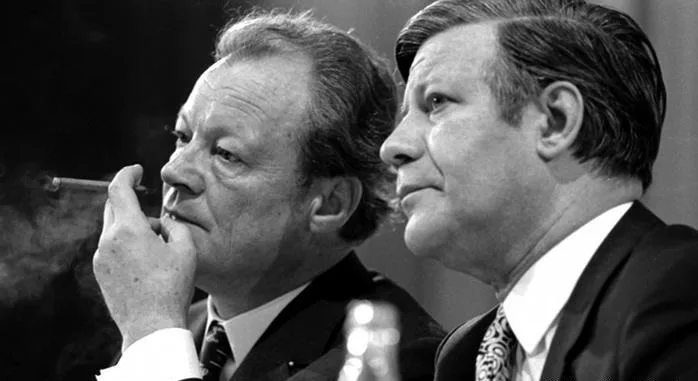 استوره‌های SPD Willy Brandt (چپ) و Helmut Schmidt هر دو به عنوان صدراعظم آلمان خدمت کردند - آینفاخ - einfach